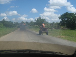 Typische Verkehrsszene auf einer Landstraße zwischen Santiago de Cuba und Holguín (2008)