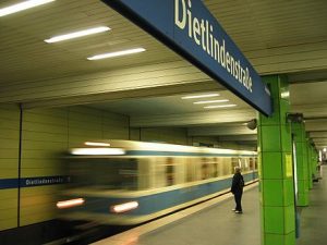 Münchner U-Bahnhof Dietlindenstraße (U6) - Urheber: FloSch - Eigenes Werk unter CC BY 2.5 (2005)