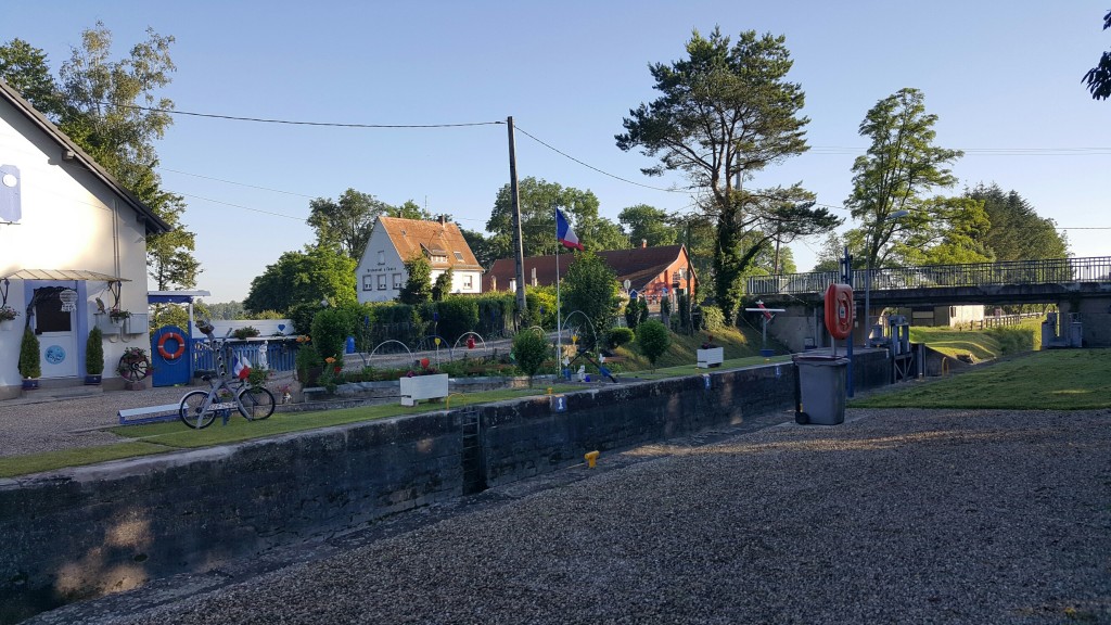 Vorbei geht es auch an zahlreichen Schleusen. Die erinnern uns an schöne Hausboot-Fahrten mit allen.